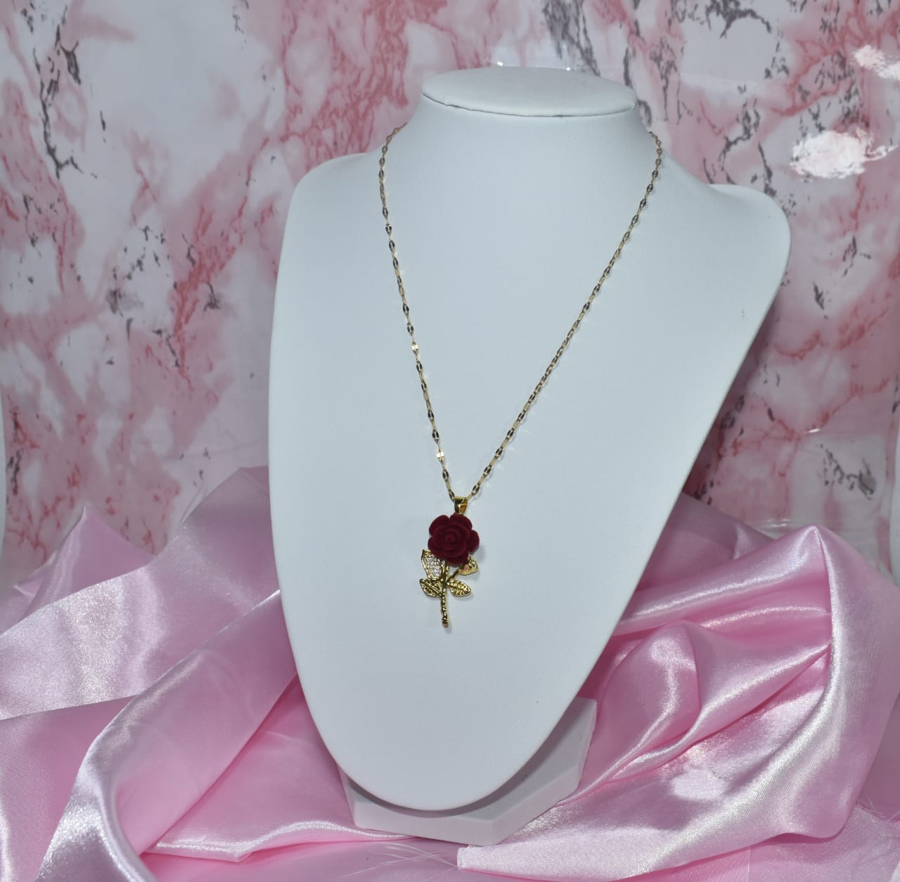 Collar Rosa Roja – Amor que se lleva cerca🌹